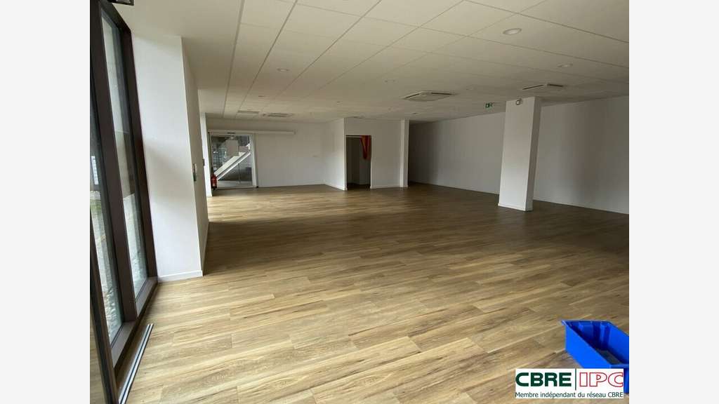 Vente local commercial de 137m² en RDC à Mées