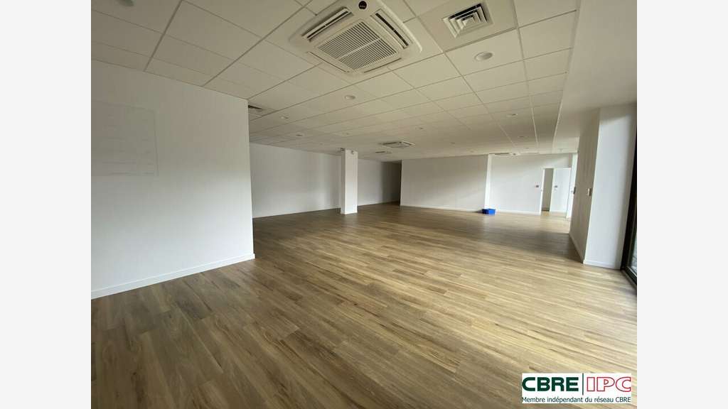 Vente local commercial de 137m² en RDC à Mées