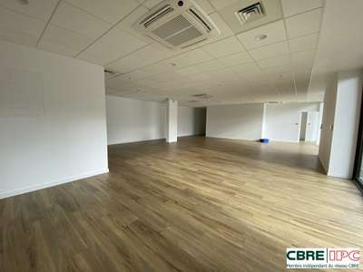 Vente local commercial de 137m² en RDC à Mées