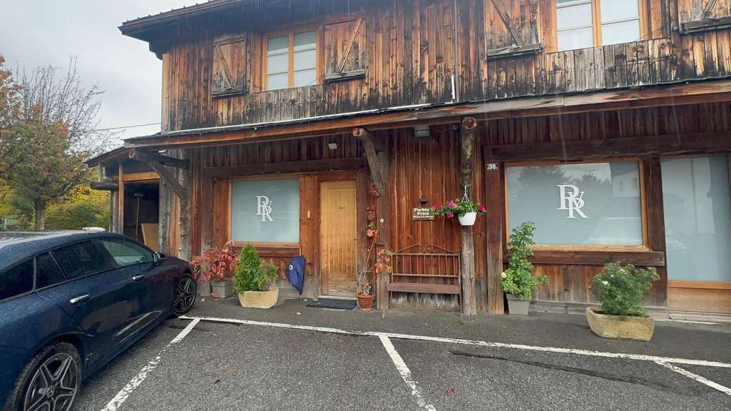 Vente local commercial pro de 180m² en station 74
