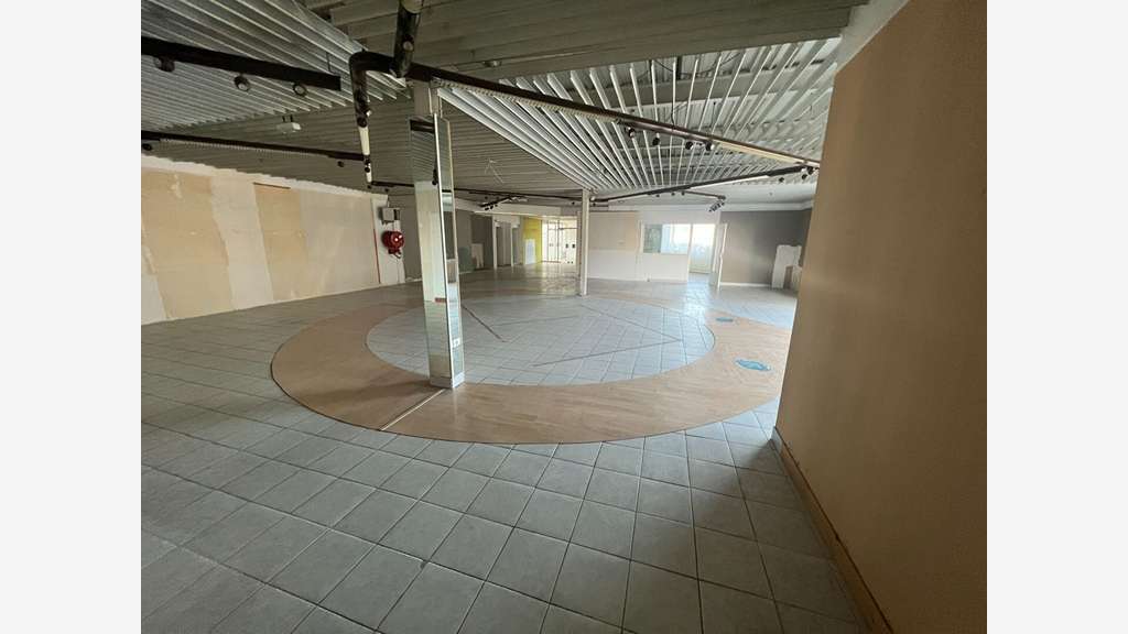 AV immeuble 564m² show room bureau dépôt Est Caen