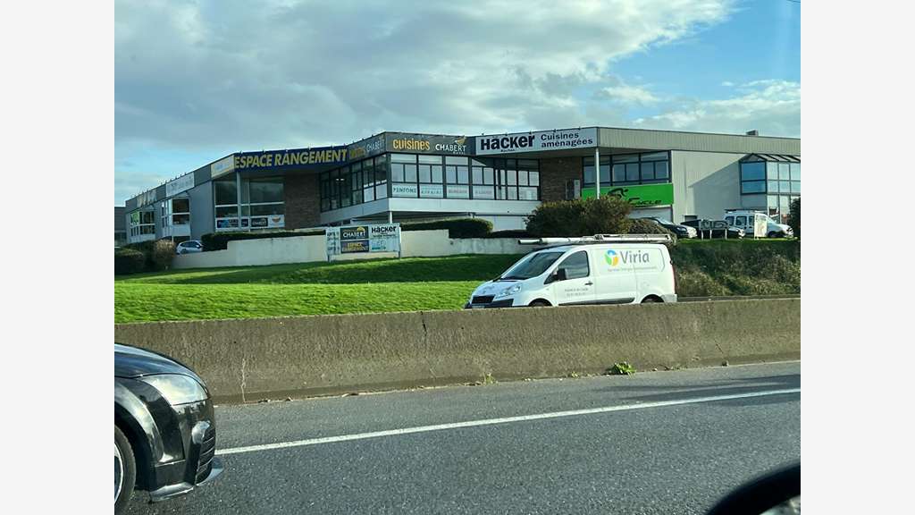 AV immeuble 564m² show room bureau dépôt Est Caen
