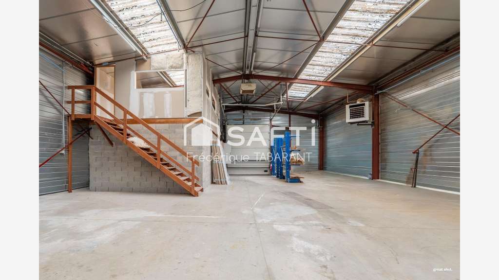 A vendre entrepôt bureau de 600m² à Mondouzil