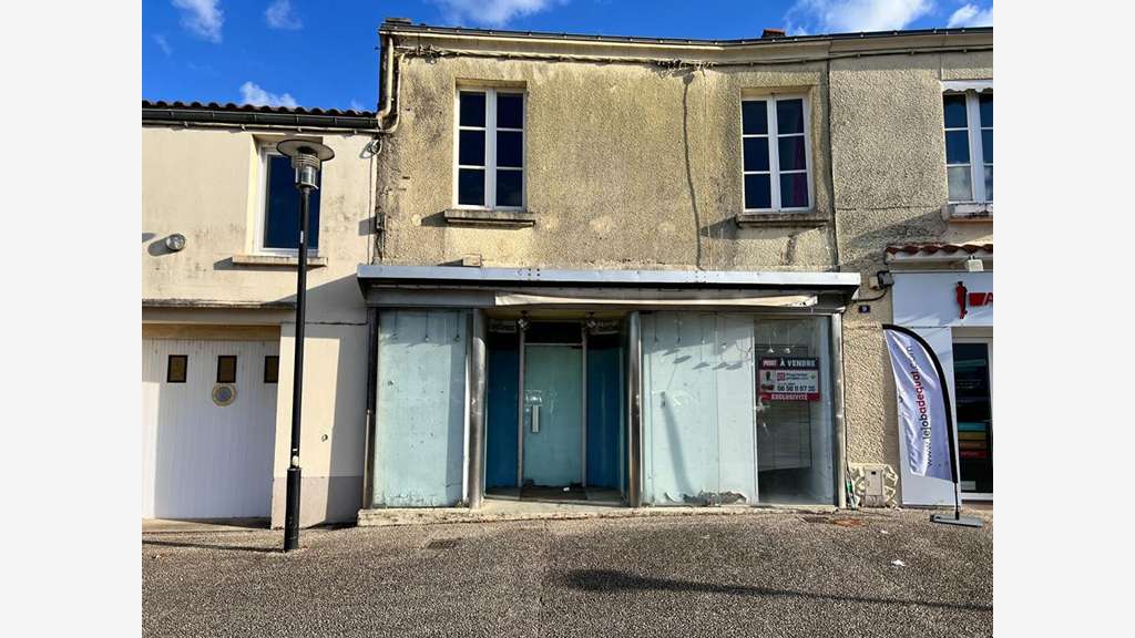 Murs commerciaux libres 160m² à Montaigu-Vendée