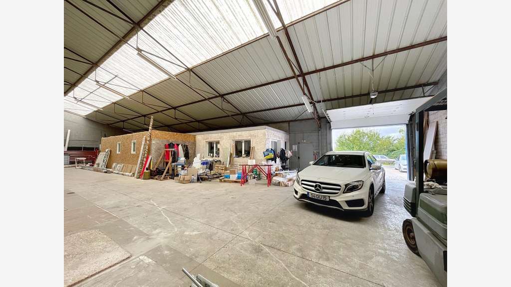 Vente local 969m² à Saint-Germain-Laval 