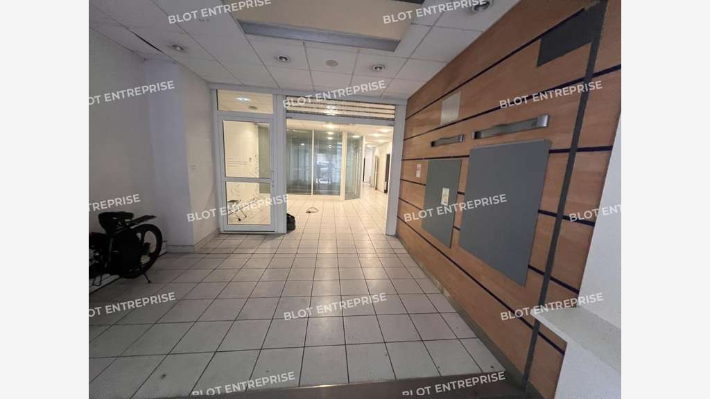 À VENDRE - À LOUER - LOCAUX COMMERCIAUX - 196 M² -