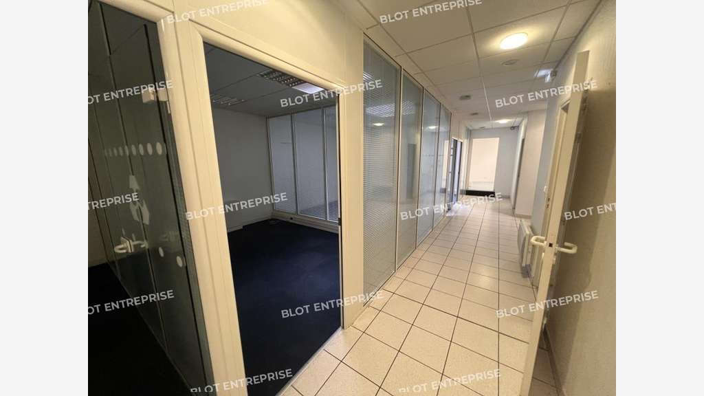 À VENDRE - À LOUER - LOCAUX COMMERCIAUX - 196 M² -