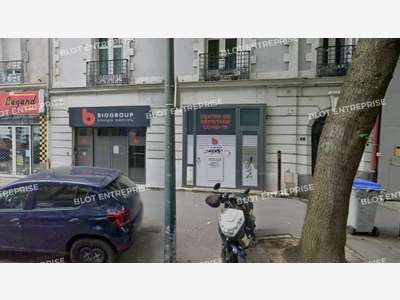 À VENDRE - À LOUER - LOCAUX COMMERCIAUX - 196 M² -