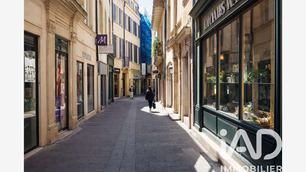 Vente local commercial 64m² à Nîmes Écusson 
