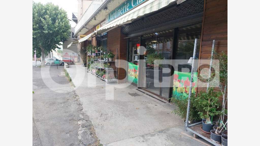 Vente murs commerciaux de 465m² empl N°1 à Oraison