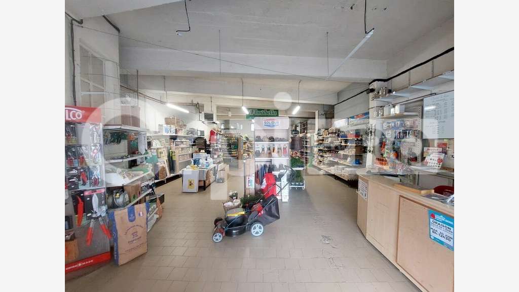 Vente murs commerciaux de 465m² empl N°1 à Oraison