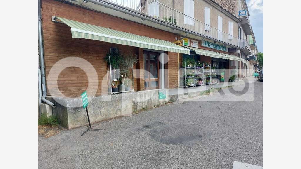 Vente murs commerciaux de 465m² empl N°1 à Oraison