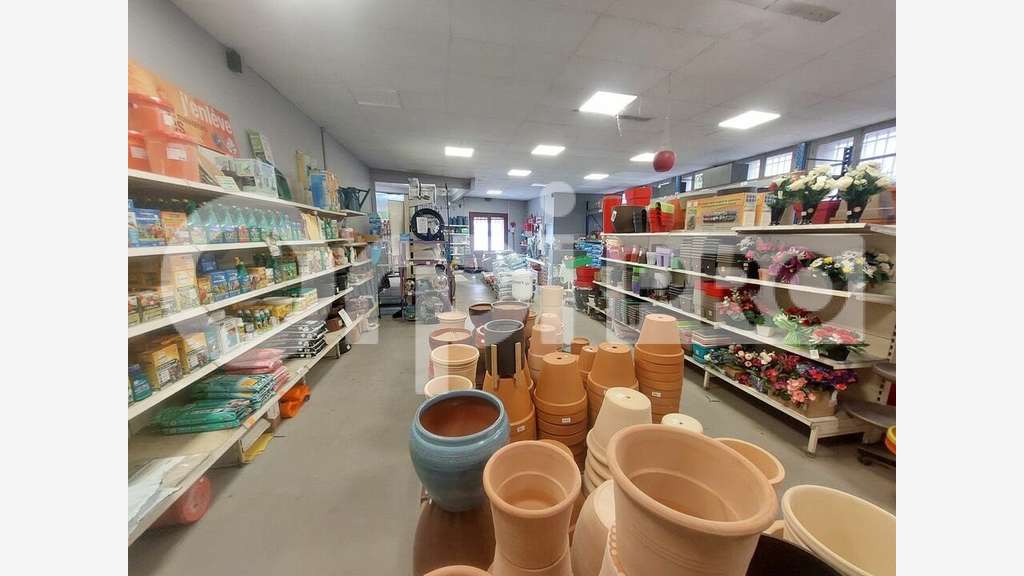 Vente murs commerciaux de 465m² empl N°1 à Oraison