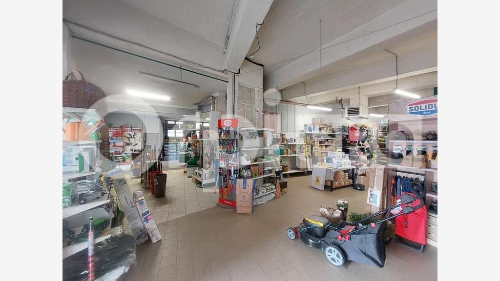 Vente murs commerciaux de 465m² empl N°1 à Oraison