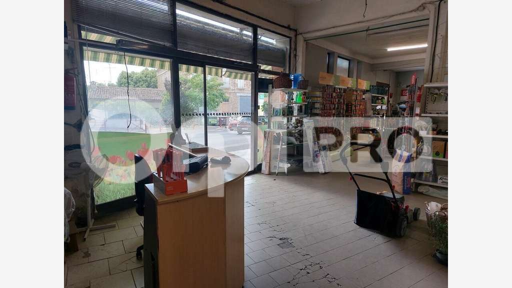 Vente murs commerciaux de 465m² empl N°1 à Oraison