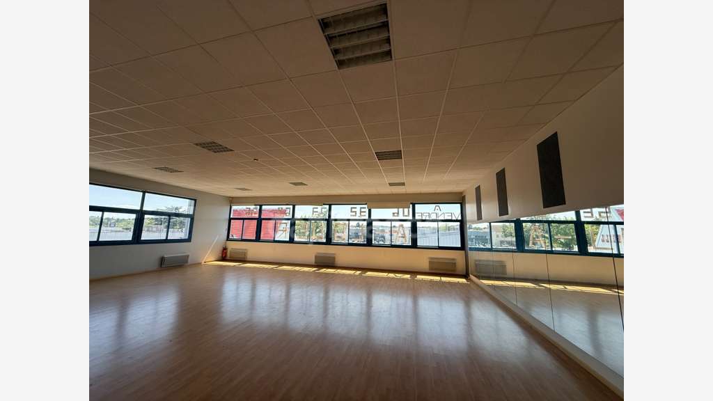 Vente murs commerciaux d'exception 310m² à Orgeval