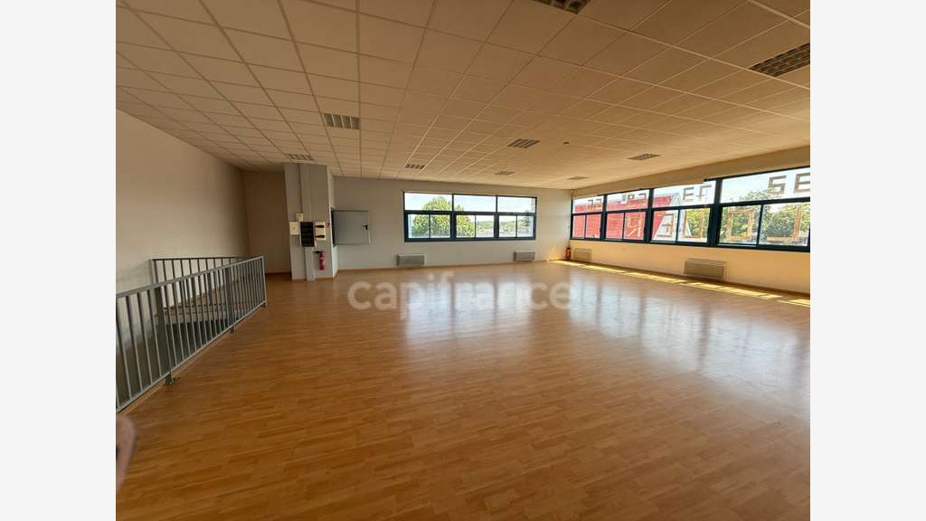 Vente murs commerciaux d'exception 310m² à Orgeval