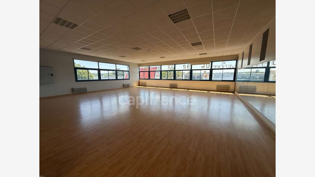Vente murs commerciaux d'exception 310m² à Orgeval