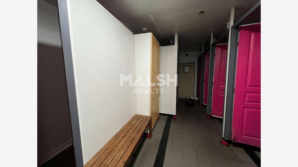 Local commercial 754m² à vendre à Oullins  