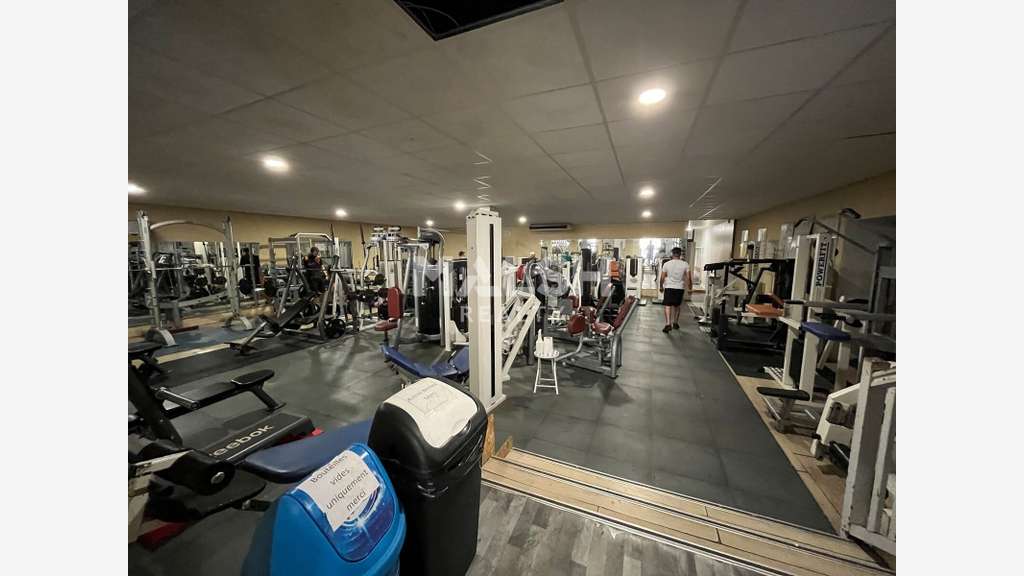 Local commercial 754m² à vendre à Oullins  