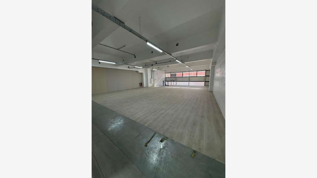 A vendre local commercial 1833m² à Pantin