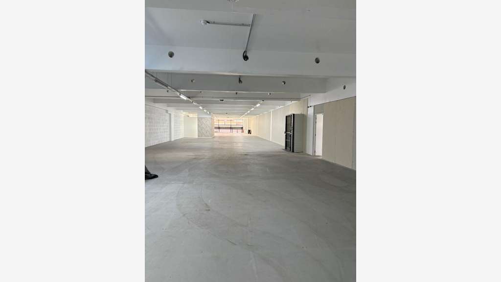 A vendre local commercial 1833m² à Pantin