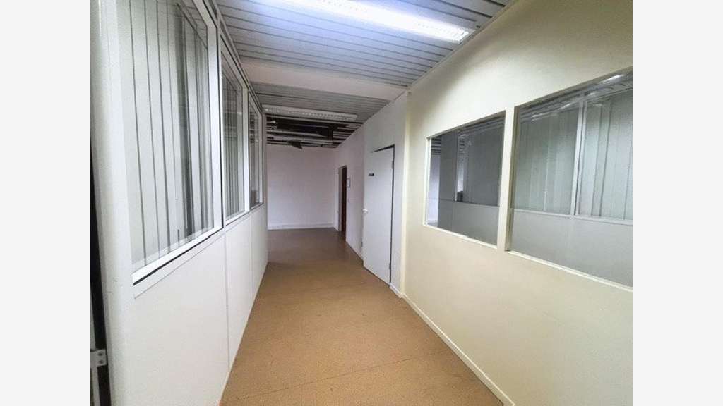 Vente local commercial 192m² + 7 parkings à Paris 