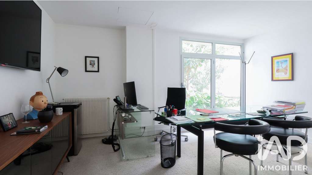 AV bureaux de 238m² lumineux en RDC à Paris 75015