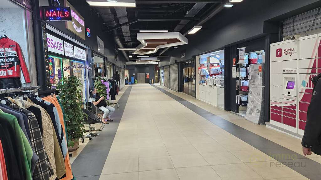 Vente murs 31m²  quartier commerçant Paris 18e