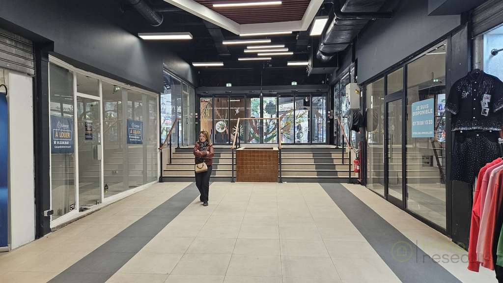 Vente murs 31m²  quartier commerçant Paris 18e