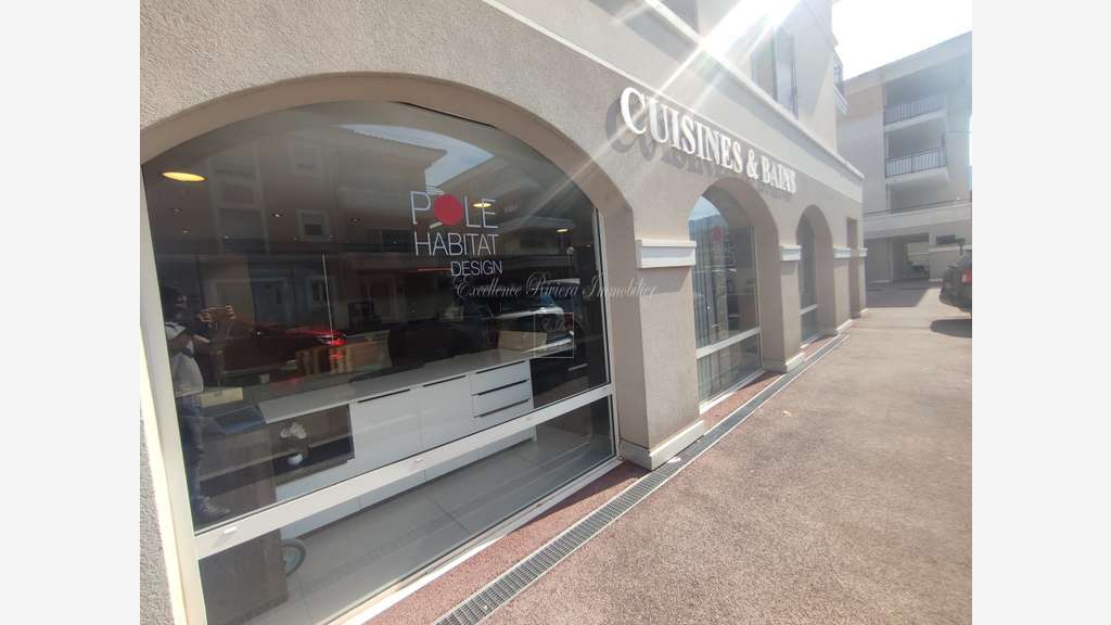 PEGOMAS AXE PASSANT PROCHE DU CENTRE LOCAL COMMERC