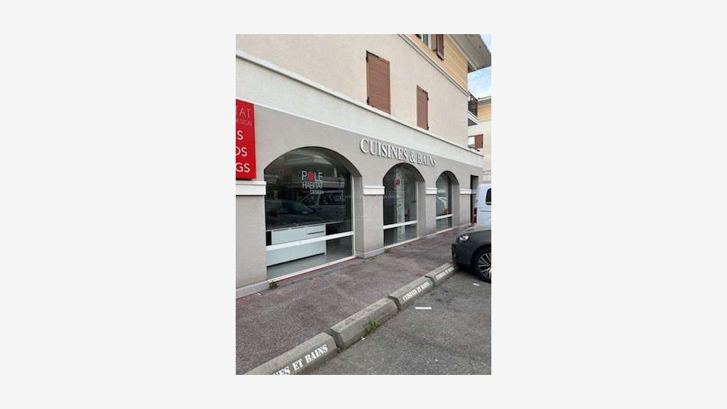 PEGOMAS AXE PASSANT PROCHE DU CENTRE LOCAL COMMERC