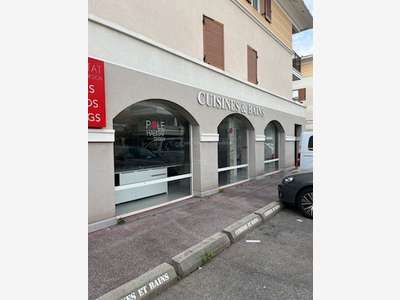 PEGOMAS AXE PASSANT PROCHE DU CENTRE LOCAL COMMERC