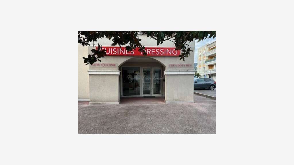 PEGOMAS AXE PASSANT PROCHE DU CENTRE LOCAL COMMERC