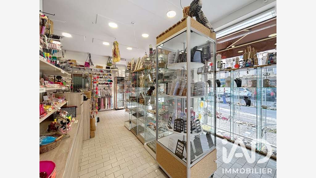 Cède bail local commercial 33m² en angle Pézenas