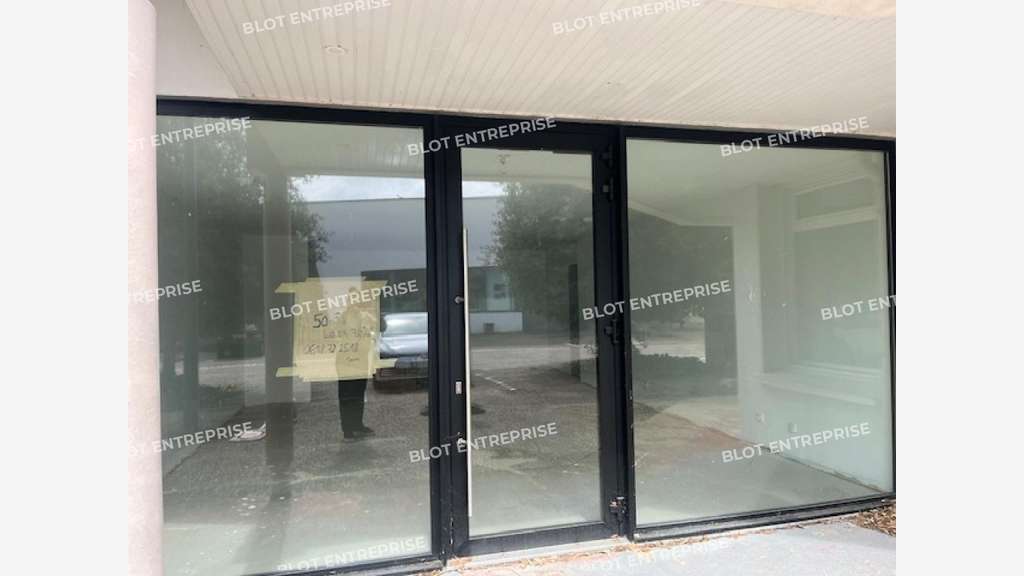 A louer à vendre local commercial 50m² à Ploeren