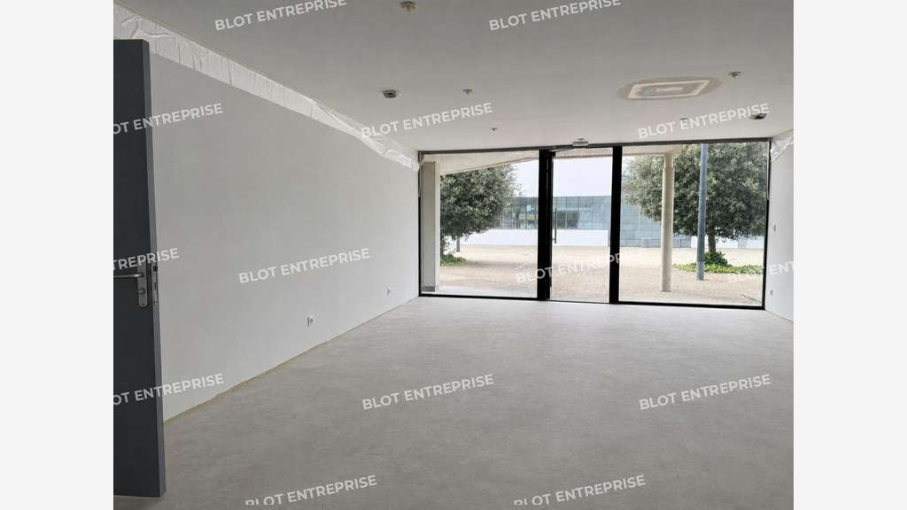 A louer à vendre local commercial 50m² à Ploeren
