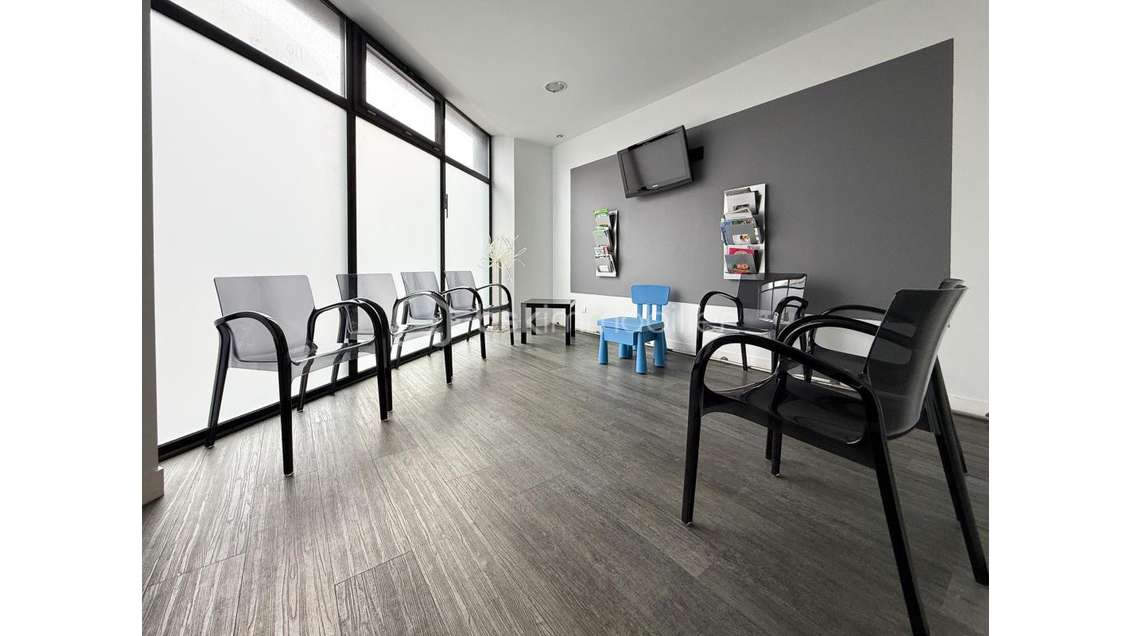 Vente local pro 171m² centre Ploudalmézeau