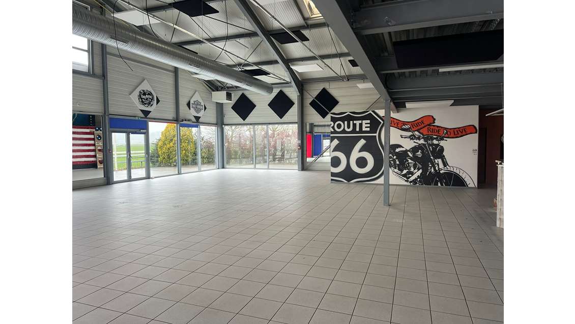 Bâtiment Commercial 1000m² Emplacement Premium à P