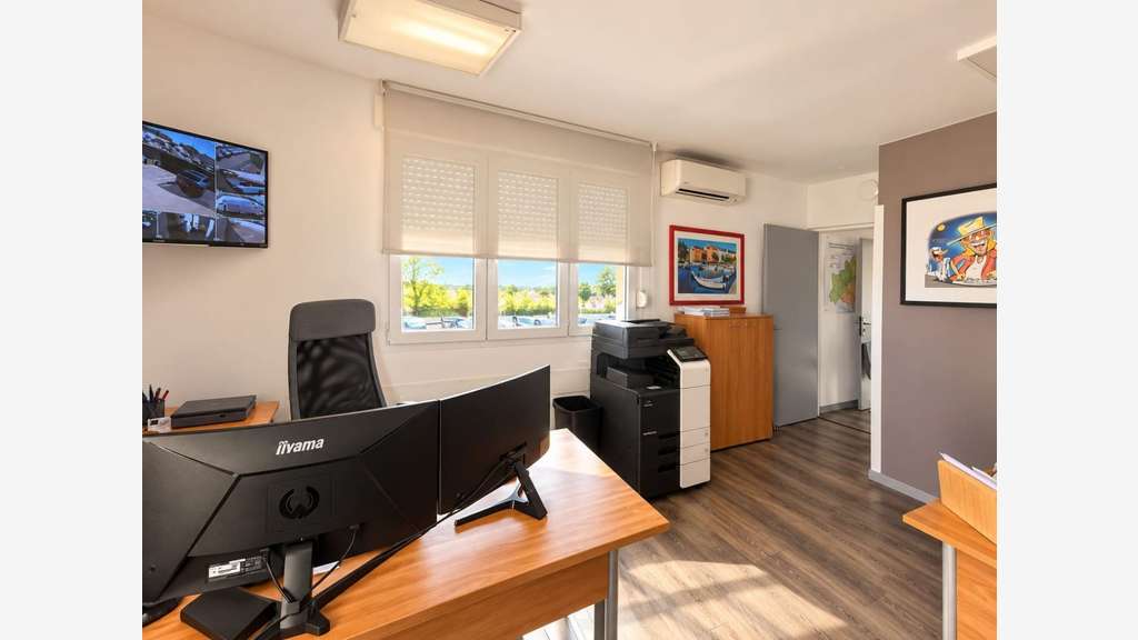 Vente local commercial 400m² cour 1209m² à Poussan