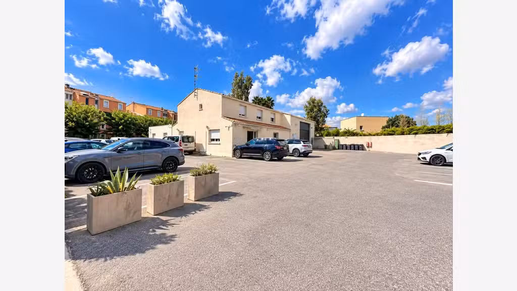 Vente local commercial 400m² cour 1209m² à Poussan
