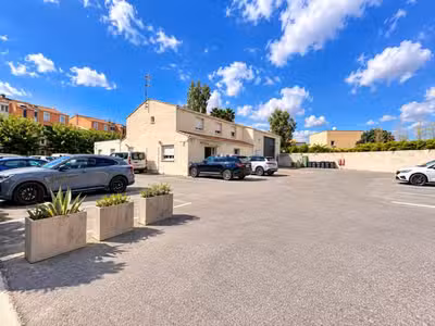 Vente local commercial 400m² cour 1209m² à Poussan