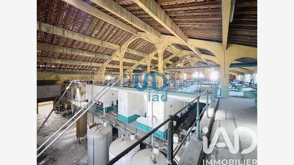 Vente ancienne cave coopérative à Pouzolles