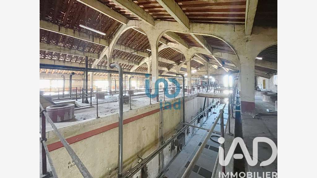 Vente ancienne cave coopérative à Pouzolles