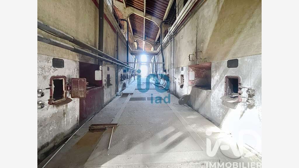 Vente ancienne cave coopérative à Pouzolles