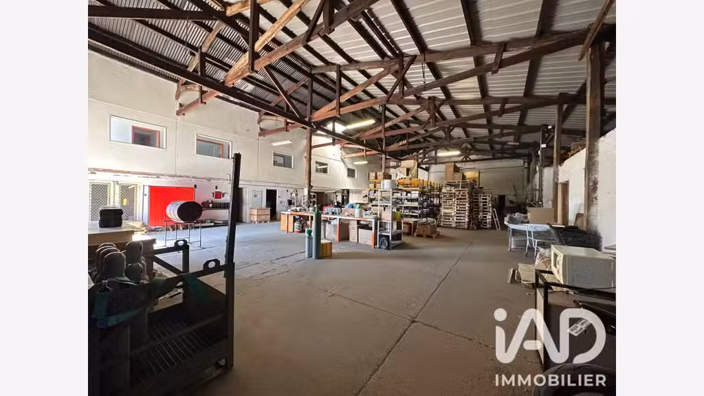 AV ensemble professionnel de 910m² à Preignac