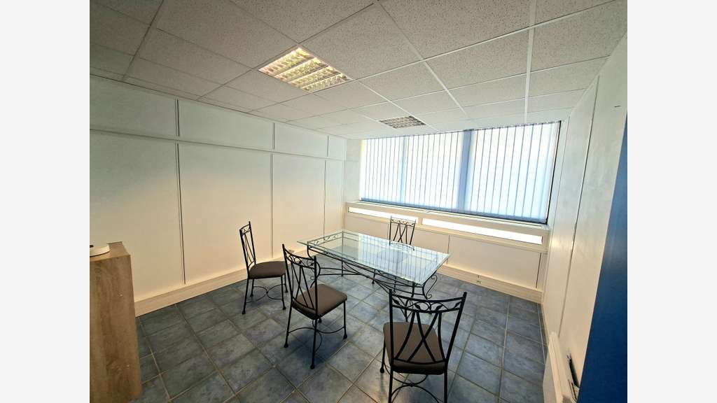 Local 142m² bureaux + entrepôt grand parking Puget