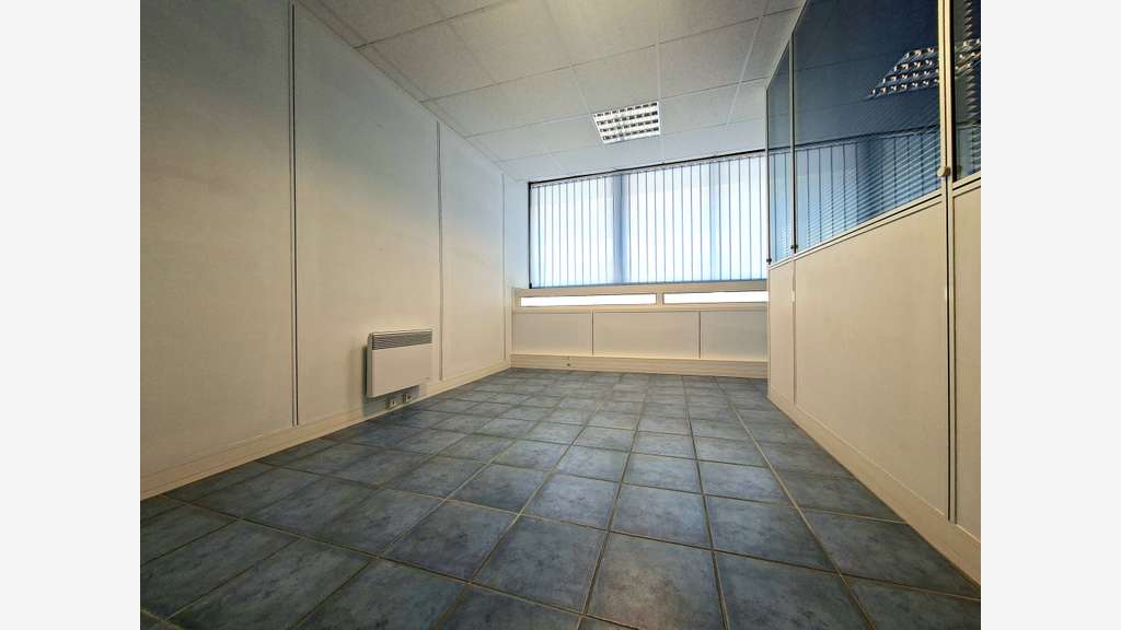 Local 142m² bureaux + entrepôt grand parking Puget