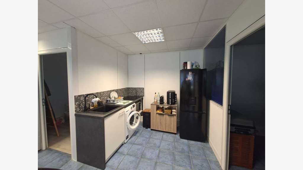 Local 142m² bureaux + entrepôt grand parking Puget