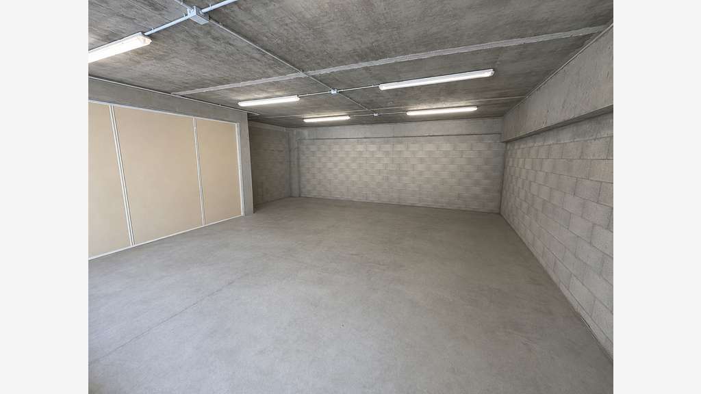 Local 142m² bureaux + entrepôt grand parking Puget